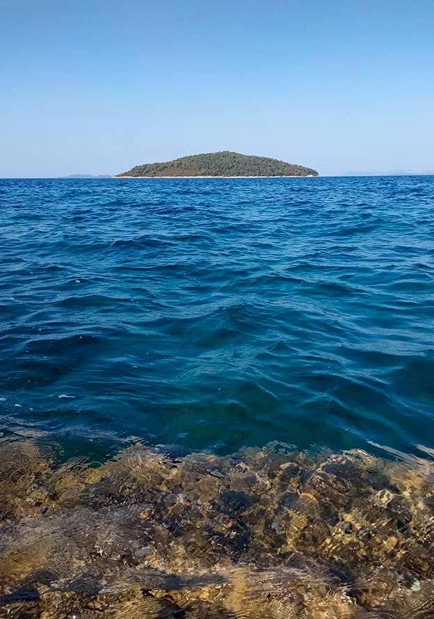 Krystalicznie czysta woda na wyspie Evia w Grecji