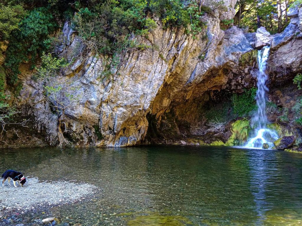 piękny wodospad na greckiej wyspie Evia